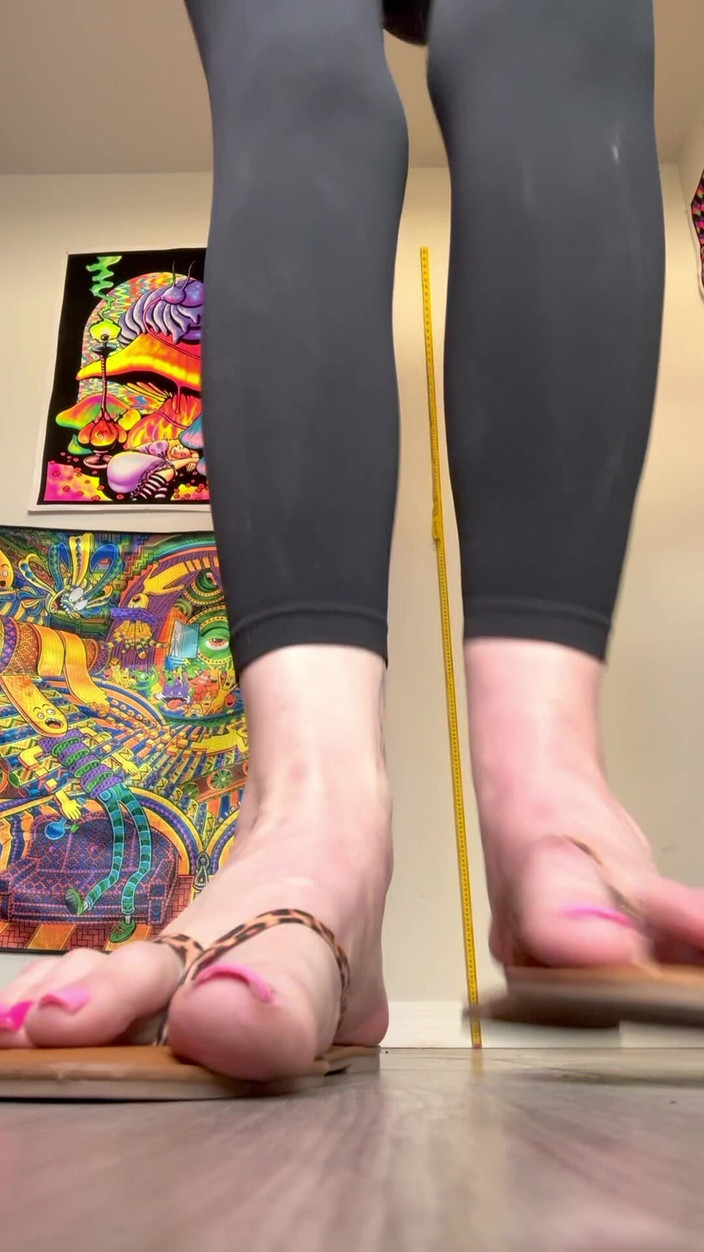 Peppermint Giantess: Pisoteando duro en chanclas