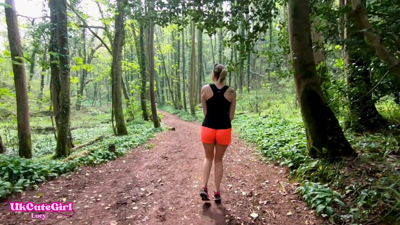 UKCuteGirl Lucy Lauren: Ik moest buiten huiven terwijl je keek: wanhopig joggen