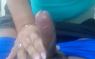 Milfta boohot: Nenek memberikan kekasih mudanya handjob yang bagus