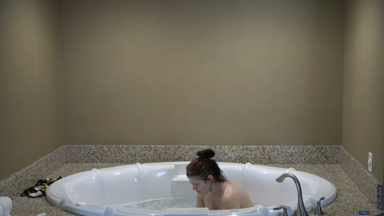 Gentleman Porno: Un gros black baise une femme sourde dans un jacuzzi