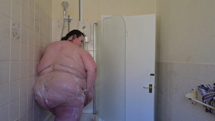 SSBBWLadyBrads: Královna tlustého břicha ve sprše