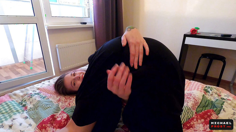Michael Frost Pro: ジューシーな自然おっぱいと猫を激しく弄