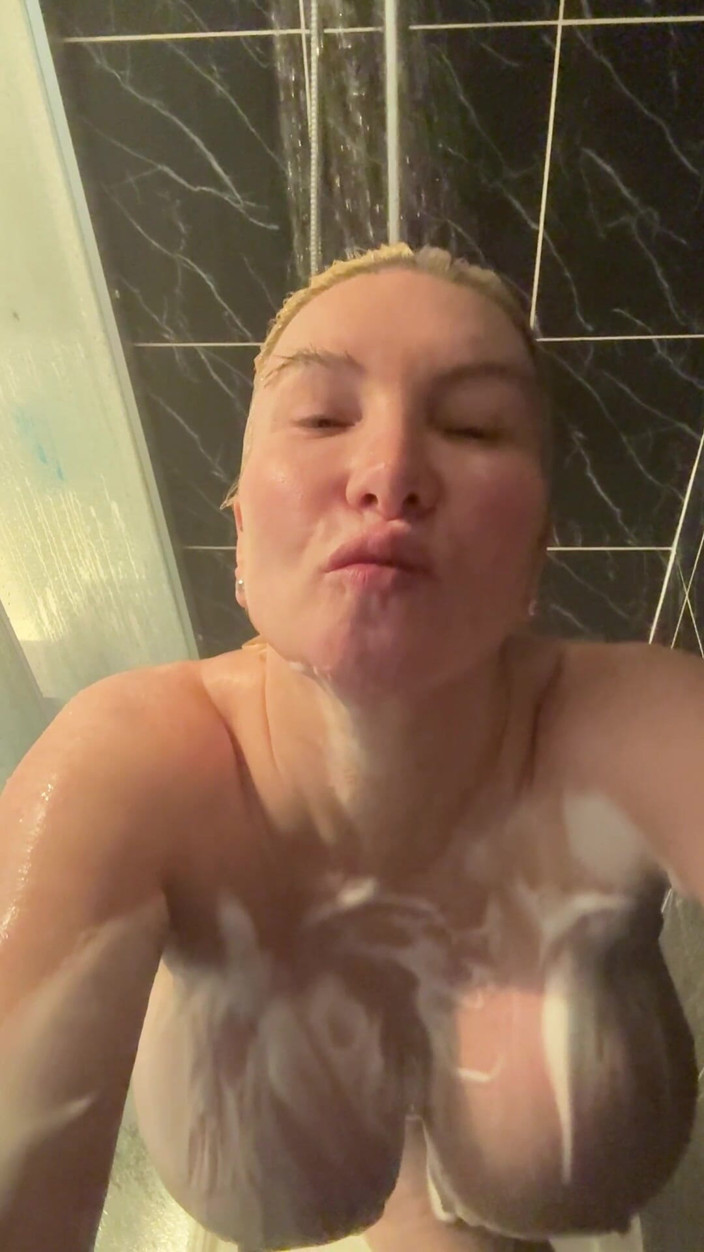 Sophie James: POV: Złapany pod prysznicem ... pieprzyć moje 34jj cycki!