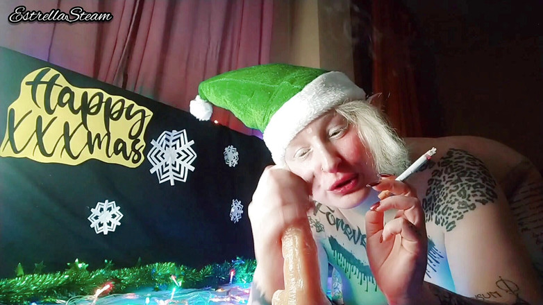 Estrella Steam: Elfo se masturba mientras fuma