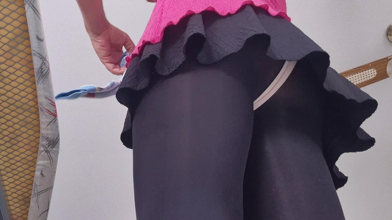 SavageHeater59: Schau unter meinen Rock, während ich bügele