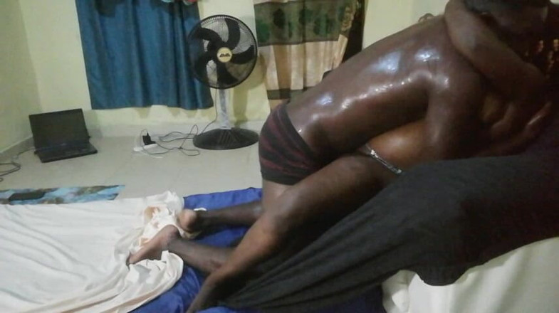 Pornsexlive: 当我湿了，我的继妹