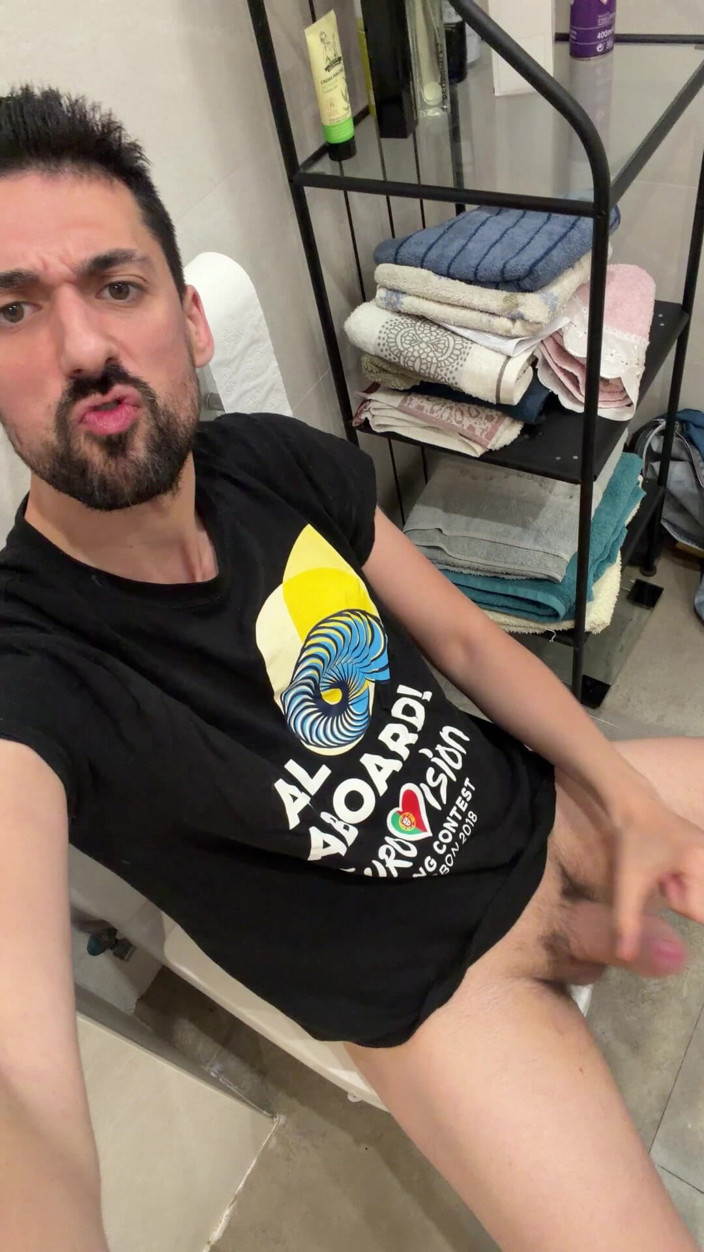 Liam Harding: Hot Stepdaddy Jerking off Like Crazy in Public Bathroom