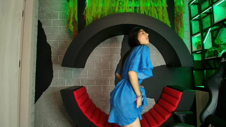 Adhara Hamilton: Chương trình khiêu vũ khỏa thân của thanh thiếu niên...