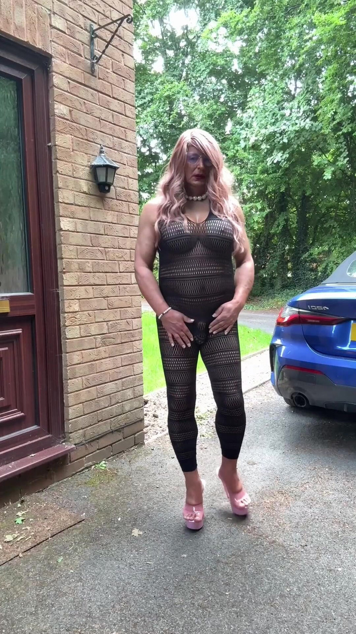 Kellycd2022: Crossdresser seksi Kellycd2022 dalam pakaian kucing hitam seksi dan tumit