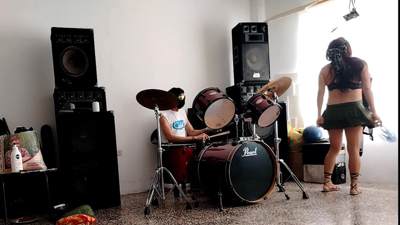 Goky: Han spelar på trumma för henne - hon dansar, strippar och...