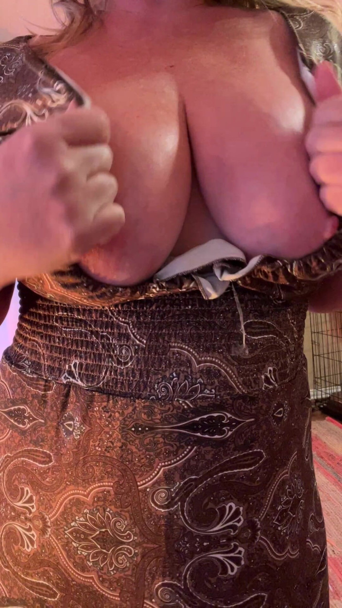Siren XXX Studios: Sundress probează cu un cur mic tremurând