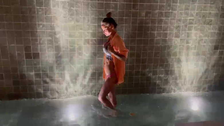 Monika Fox: Monika fox cammina vicino al muro d'acqua