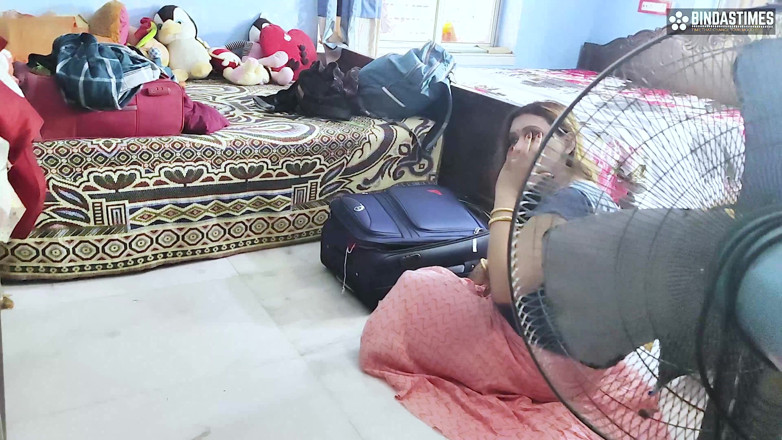 Biind as times: Desi India bertetek besar panas dan seksi– bhabhi sucharita berkongkek...