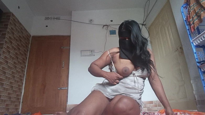 Skakoi: Roztomilá desi holka škádlí při sezení