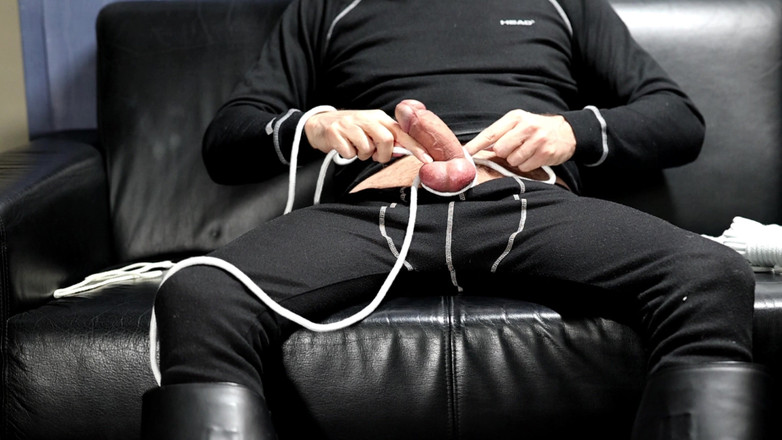 Boototternl: Papi spielt mit seinen ledernen polizeistiefeln auf seinem mushroomhead-schwanz