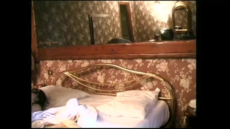 MILF still slut: Brunetka s velkým zadekem to bere hluboce