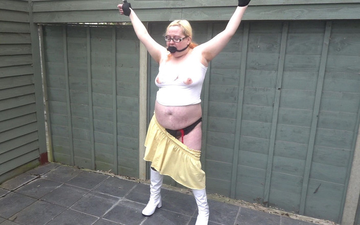 Littlevixen: 미니스커트, 스타킹, 부츠를 신고 묶어