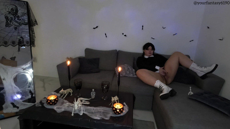 Your fantasy studio: Wednsday nghịch ngợm và xì hơi trong khi cô ấy đang chơi...