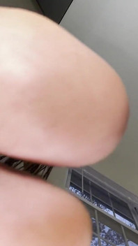 Ihre Massiven Füße Schweben Auf Deinem Gesicht