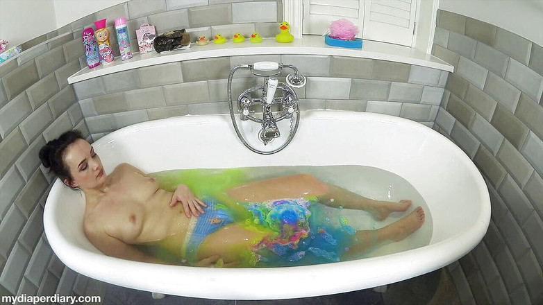 Faye Taylor: Banho bomba e brincando