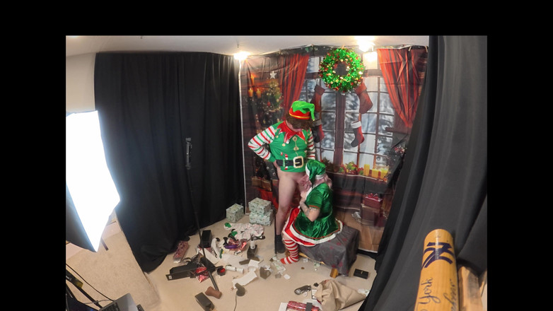 The Izars: Noël pour nos elfes sur la étagère des jouets sexuels