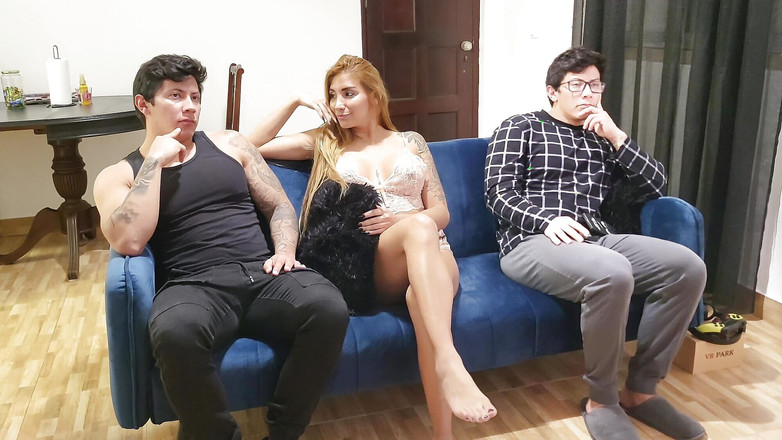 Winter_steph: उसका सबसे अच्छा दोस्त सोफे पर अपनी पत्नी को चोदता है। व्यभिचारी गेमर