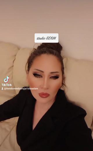 Dominatrix Redsonyja: Quanto siamo belle, non siamo noi, quando siamo dietro le...