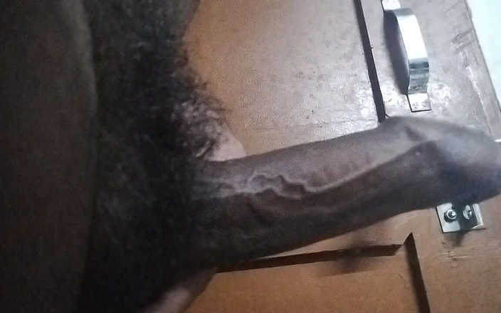 Sexy_PK_BOttom: Masturbacja, pocieranie i bicie mojego owłosionego nieobrzezanego czarnego kutasa po...