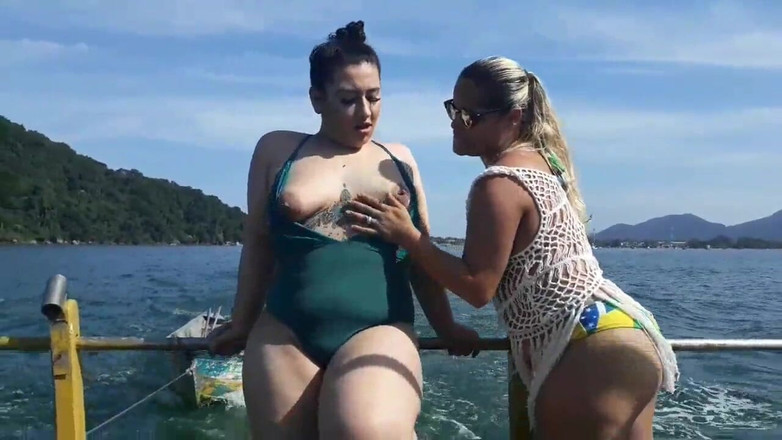 Paty Bumbum: Exhibitionism på båten offentligt med Paty Butt och hennes styvcousin...