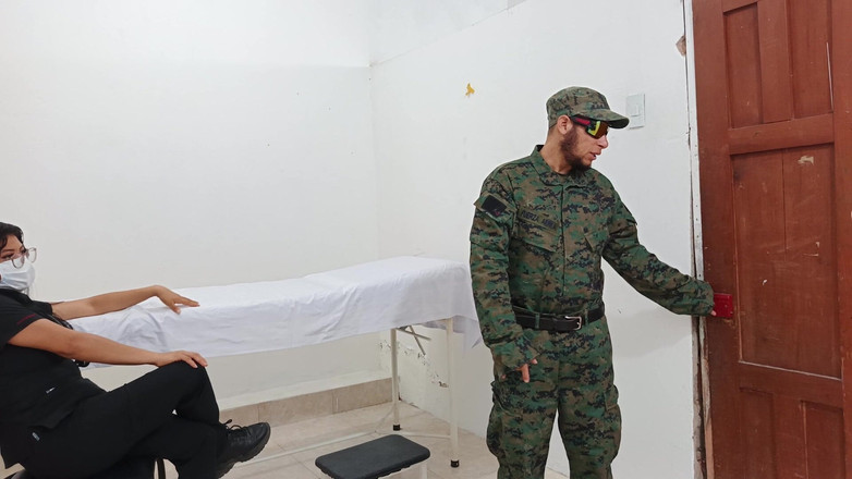 NEGRITA SEXY: Un dottore brancola sensualmente un soldato nello studio medico durante...