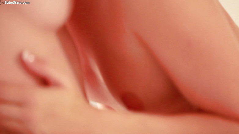 Lesbian Babe Stare: 란제리를 입은 두 명의 섹시한 레즈가 서로 자위하다