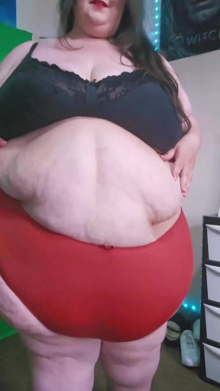 SSBBWLadyBrads: SSBBw la gigantessa che cammina con le mutandine rosse strette