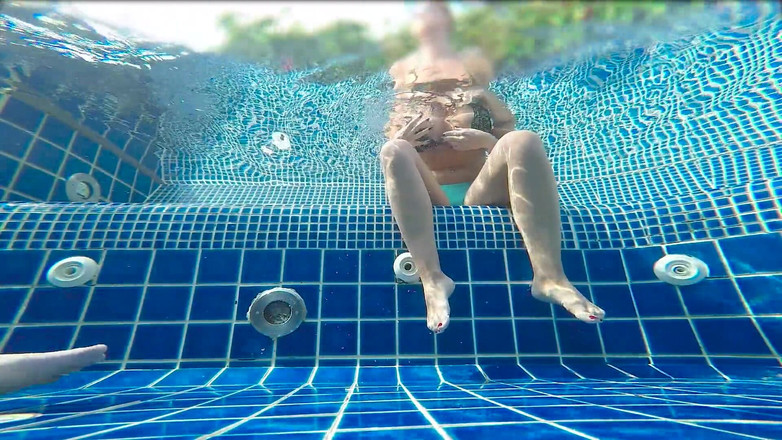 Chokobanana: ¡Esta rubia me hizo correr en una piscina pública!