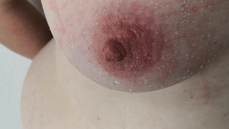 Bouncy Tits Action: Tits with waterdrops