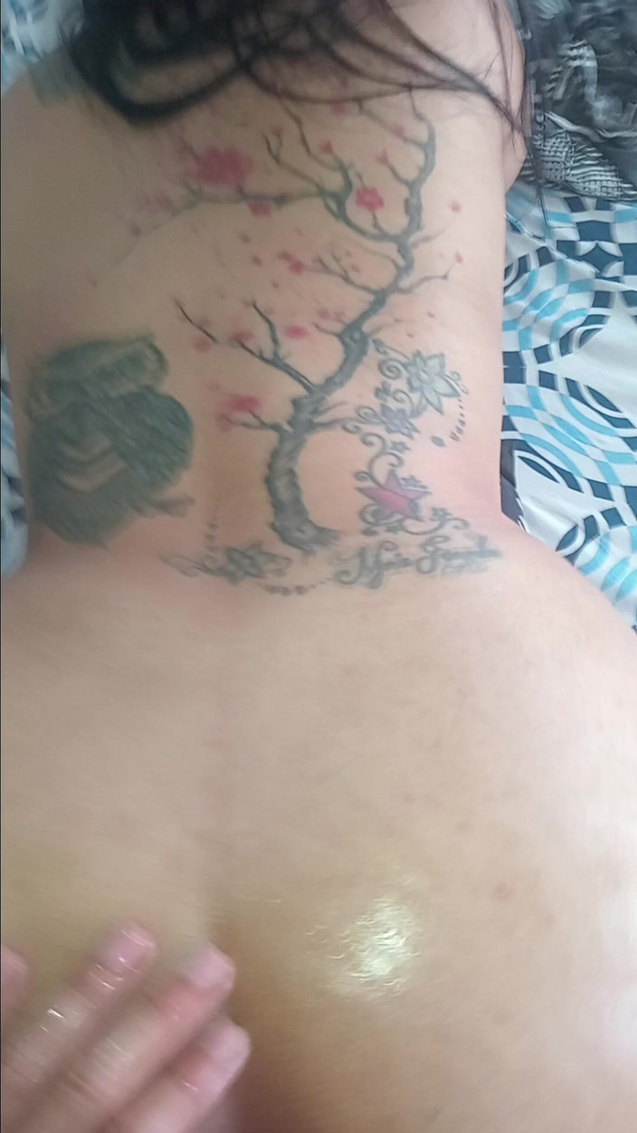 Monozion: 大きなお尻の女の子が「くそったれ」と言う