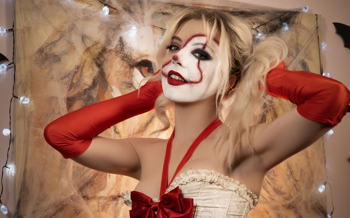 Blonde Gabie: La princesa del circo espeluznante te hace su cenicero humano