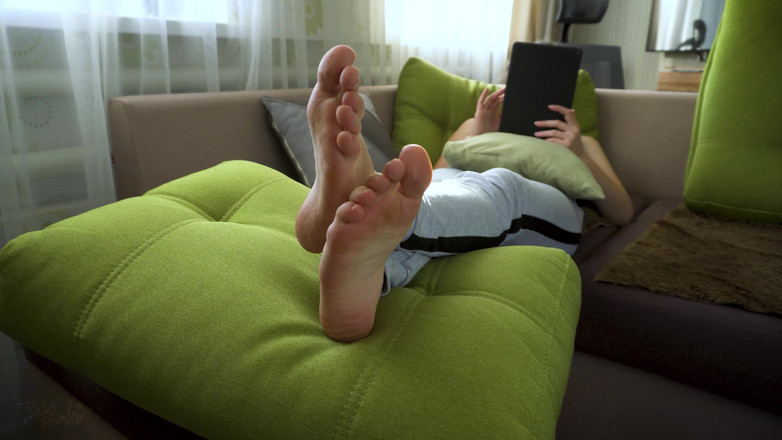 Teasecombo 4K: Une fille sexy taquine ses pieds sexy, réel amateur, vidéo...