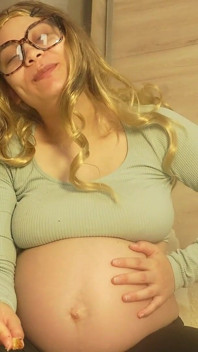 임신한 이복 여동생이 많이 먹고, 음식을 많이 먹고, 한 시간 동안 먹어