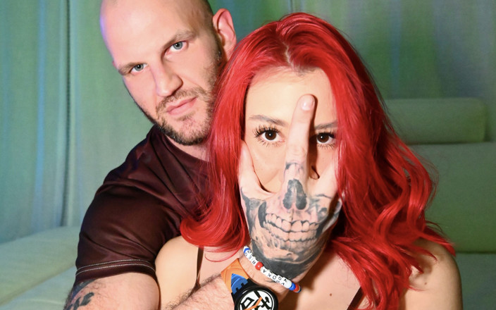 Rave Bunnys: Roșcata Zoey Di Giacomo se prăbușește în camera dj-ului și are parte...