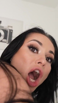 Crystal Rush, mariée russe et belle-mère, ne peut résister à la grosse bite bien dure de son beau-fils