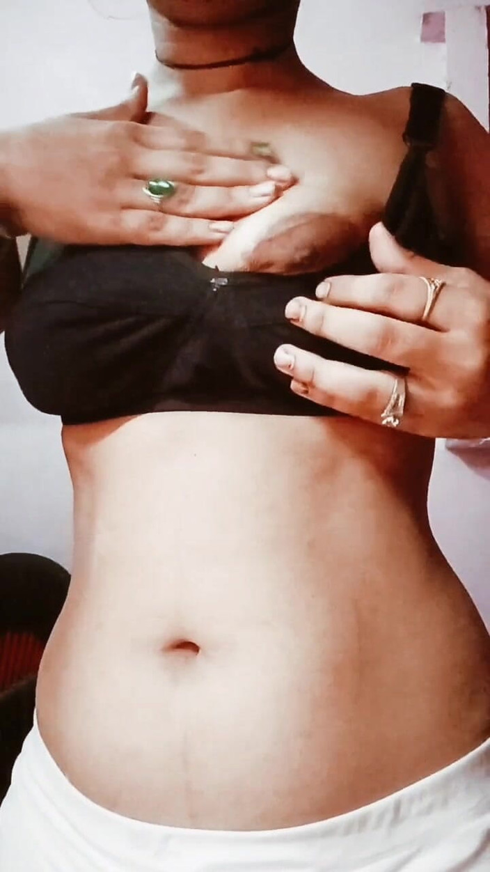 Puja ku: Indian Babe Squeezing Her Pusssy