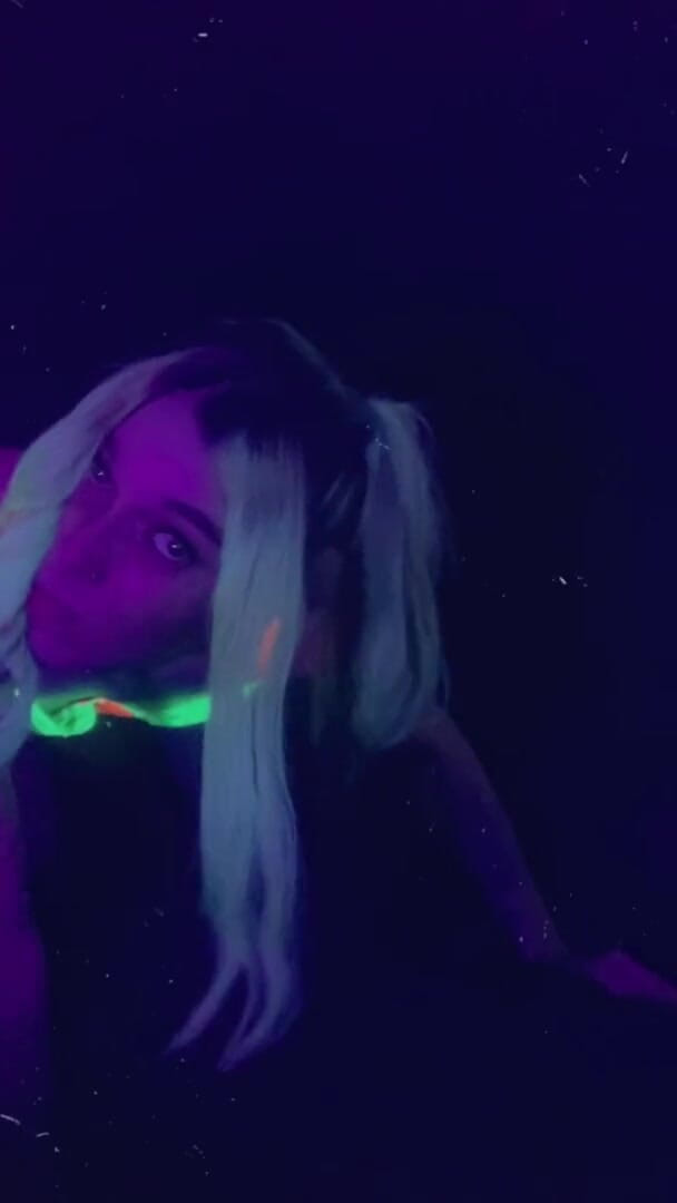 CarmenMelatonin: Una sexy troia da festa vuole il tuo cazzo