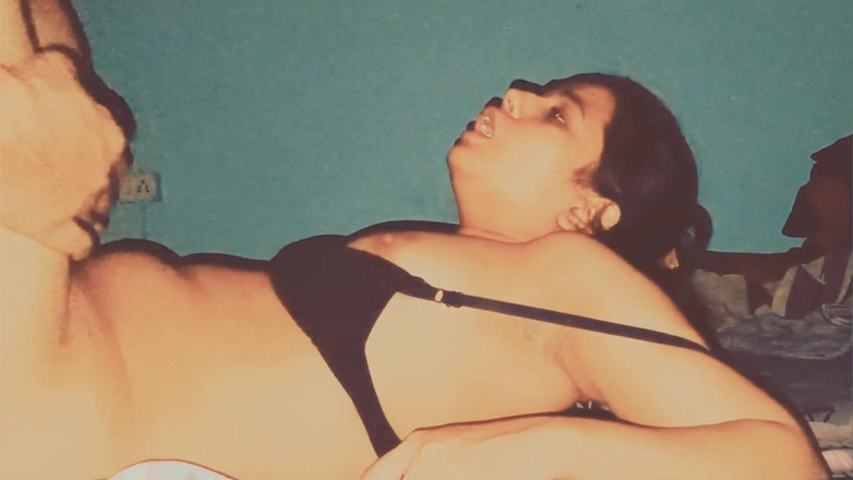 Hot Sis: 큰 자지로 침대에 누워 섹스하는 Latika