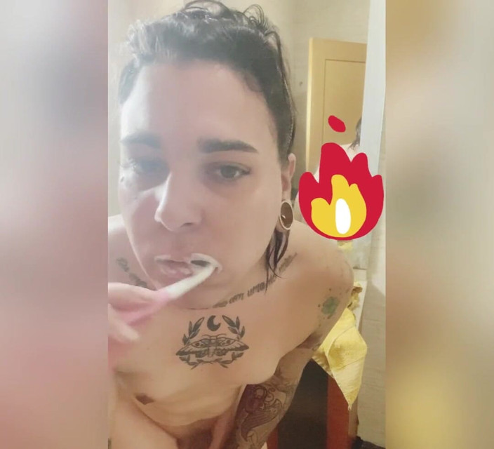 EmmaInkTrans: Borsta tänderna naken efter att ha tagit en dusch