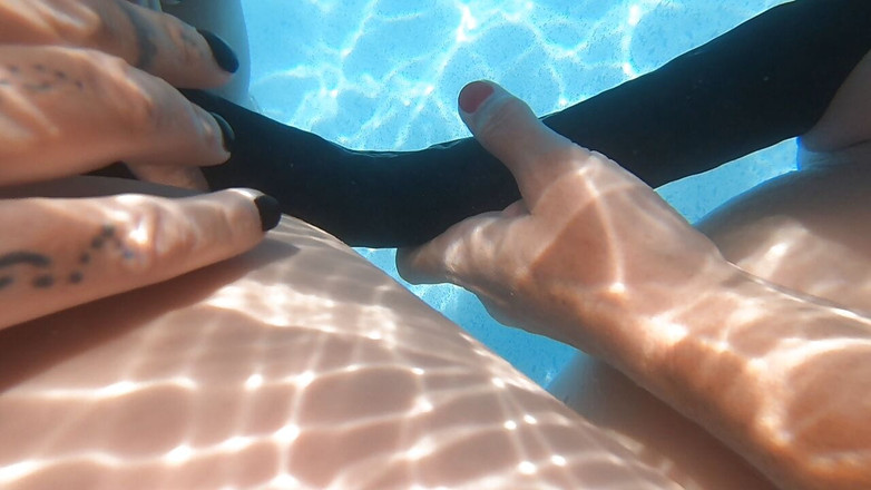 Cheyenne Rose 80: 卡米拉和夏安在游泳池里玩双头假阳具