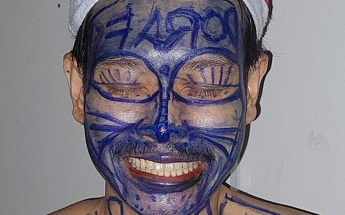 Clown likes to play with colors: Gay în costum