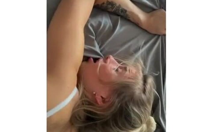 Vik1one: Gadis seksi dengan pantat dan butt plug yang aduhai