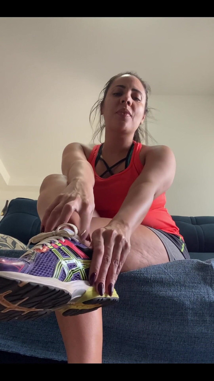 KiffaFeet: Video sudato e puzzolente