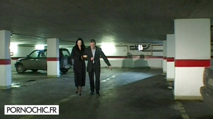 Pornochic: Bela morena fodida no escritório em uma sala de alta...