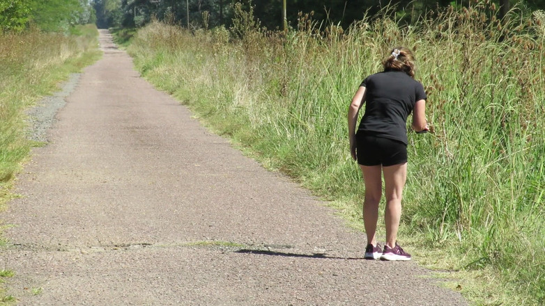 Milfcamsex: パトリシアは夏の太陽の下で服を脱ぐ